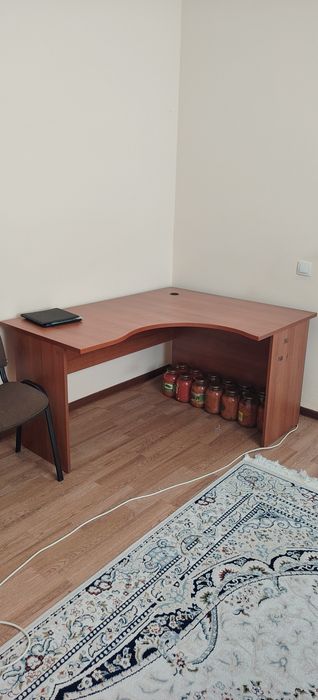 Офисный компьютерный стол