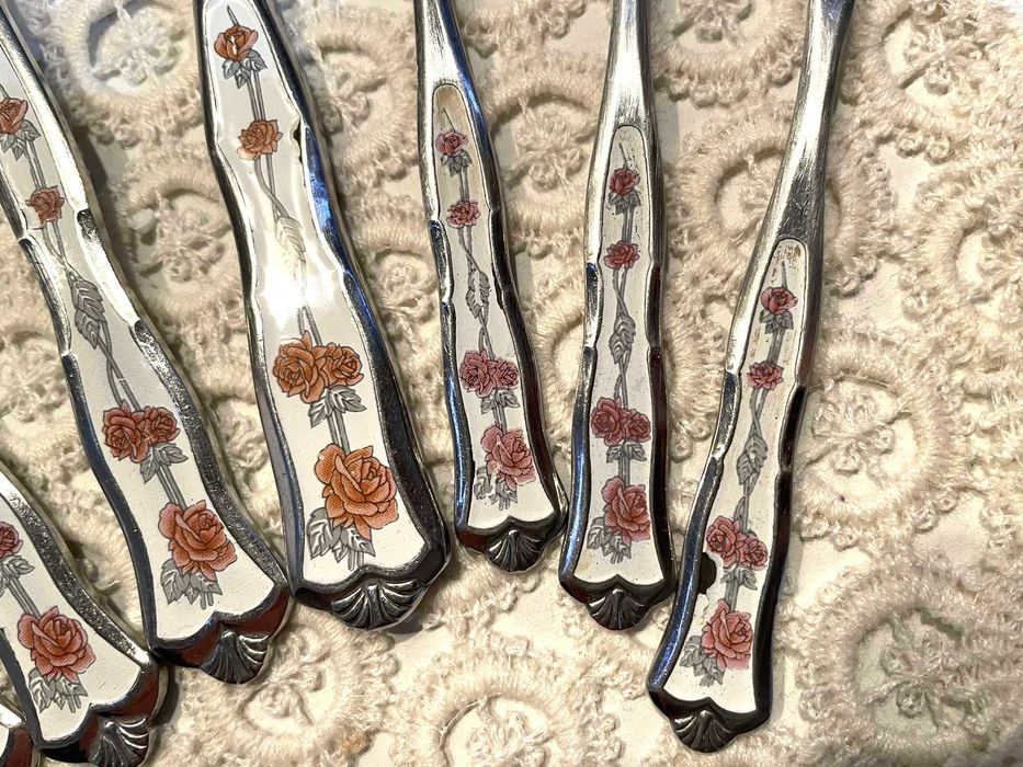 Красиви прибори MONOGRAM от Англия с рози и керамични дръжки