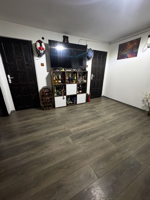 Vand casa formata din doua dormitoare,living,baie,bucatarie