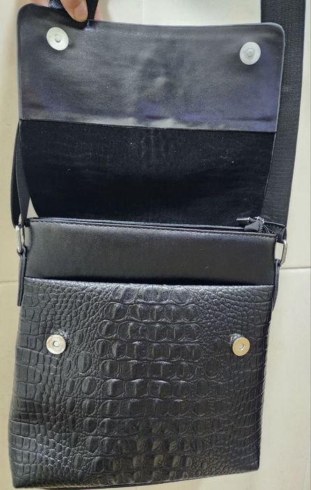 Сумка  черная на ремне