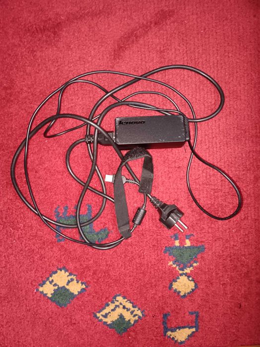 Laptop Lenovo,stare foarte bună,funcționează perfect + geantă inclusă.