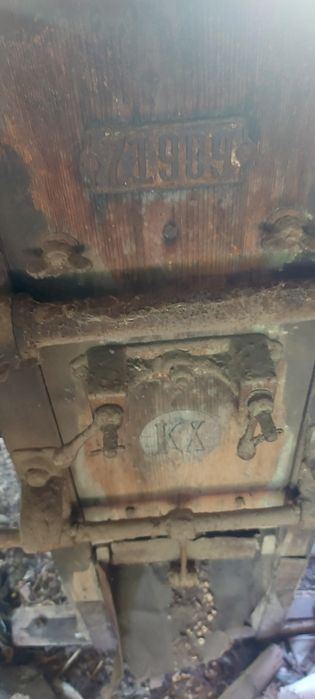 Mașină de bătut, curățat porumb manuala foarte veche