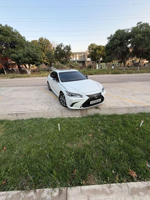 Автомобиль Lexus ES350