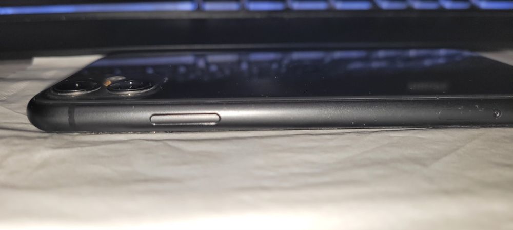 Продавам iphone 11 - 64 gb