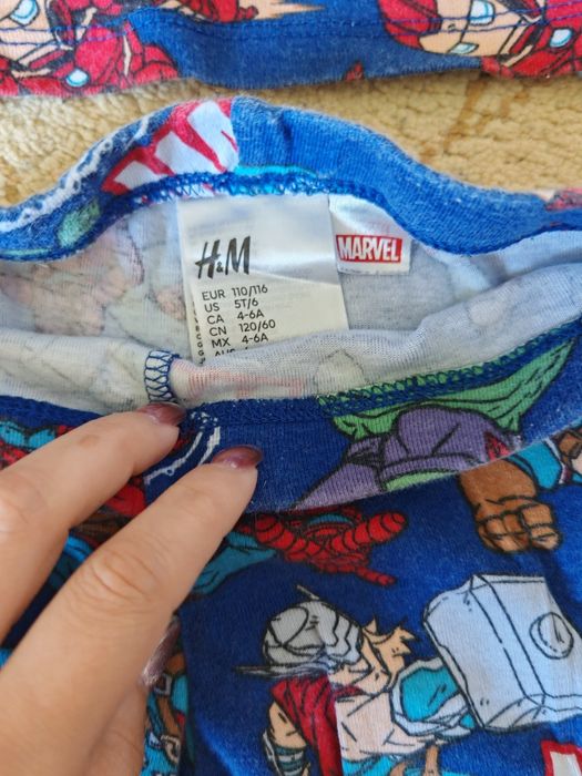 Vând lot haine Marvel