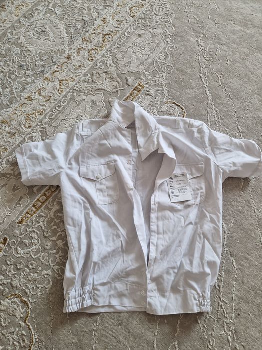 Ақ түсті көйлек.