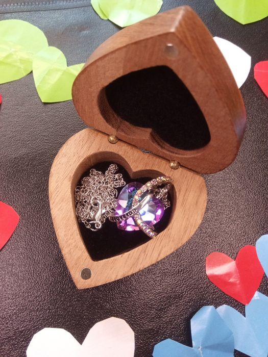 Дървена кутия с колие