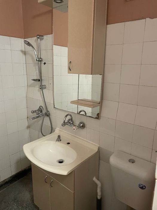 Дава се под наем Тристаен апартамент в Перник, Център - 70 кв.м за 255 € - Снимка #3