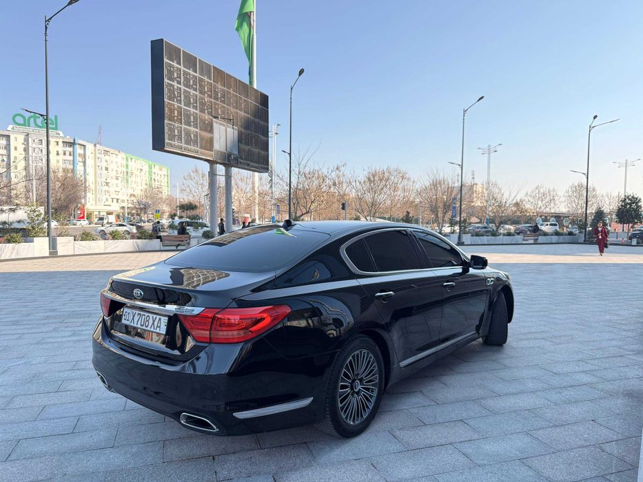 Kia Quoris (premium sedan)