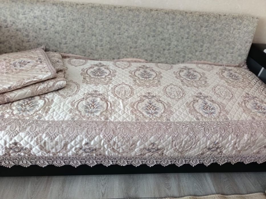 Ковер и дивандек покрывало