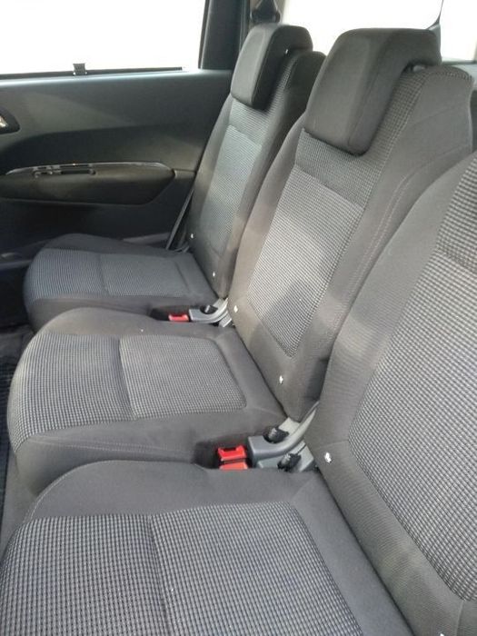 Vînd Peugeot 5008