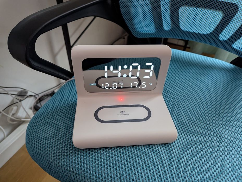 Ceas digital birou, cu încărcare wireless.