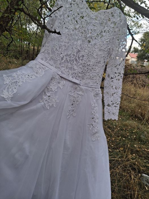 Той көйлегі сатылады