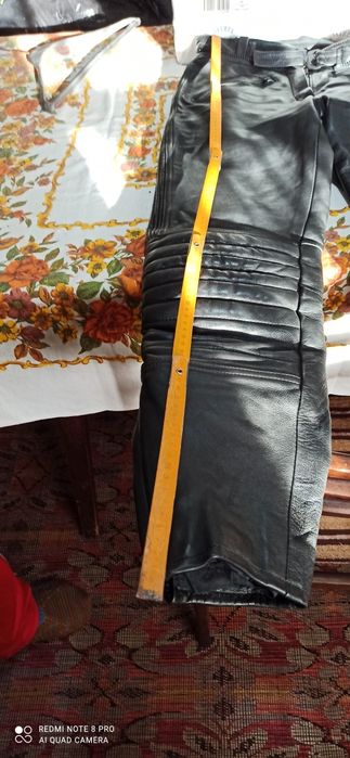 Якета и панталони за мотоциклет от естествена кожа.