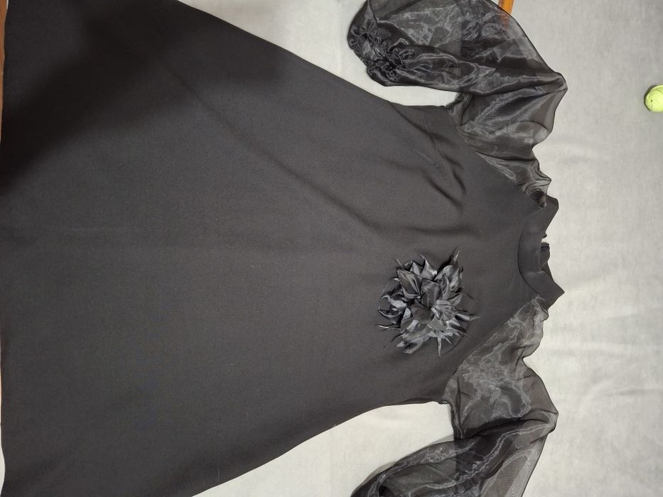 Продам платье и две блузки.тдевала пару раз