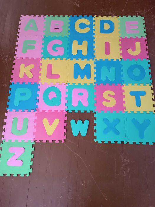 Надуваема топка за скачане и детски пъзел килим с букви