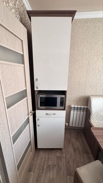 Продам буфет с дополнительным шкафом.