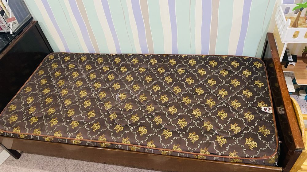 Кровать односпальная.