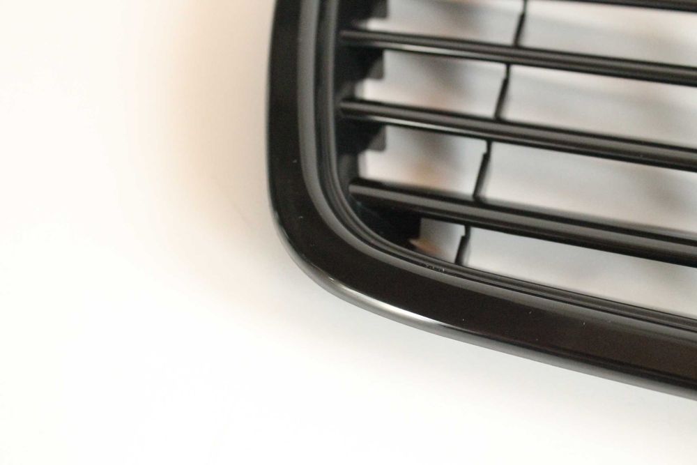 Решетка без емблема Ауди А4 Б5  94-00 Audi A4 B5 Черна Гланц