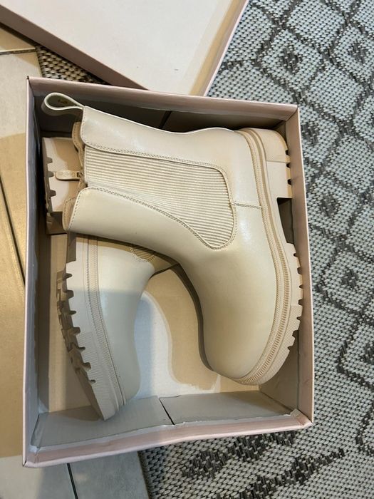 Дамски боти бежови