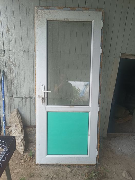 Пластиковая дверь
