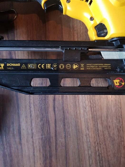 Pistol de bătut cuie în lemn Dewalt DCN 660
