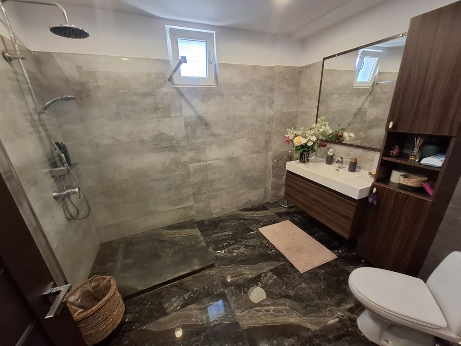 Casa S+P+1+M Drumul taberei Prelungirea Ghencea  Ghidiceni 500m teren