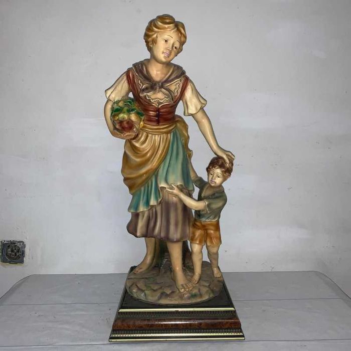 Statuie femeie cu copil