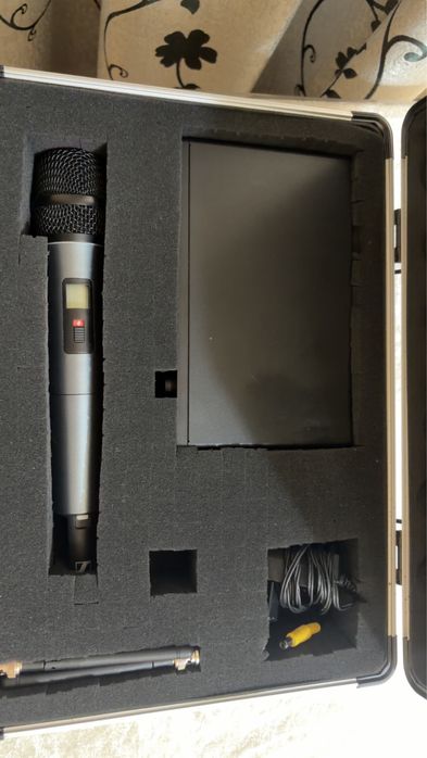 Vand mixer si microfon,in stare foarte buna.Detalii in privat!