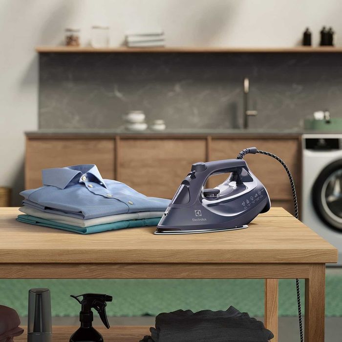 Парна ютия Electrolux E6SI1-4MN Refine 600, 2500W, синя