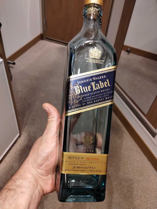 Празни бутилки от алкохол