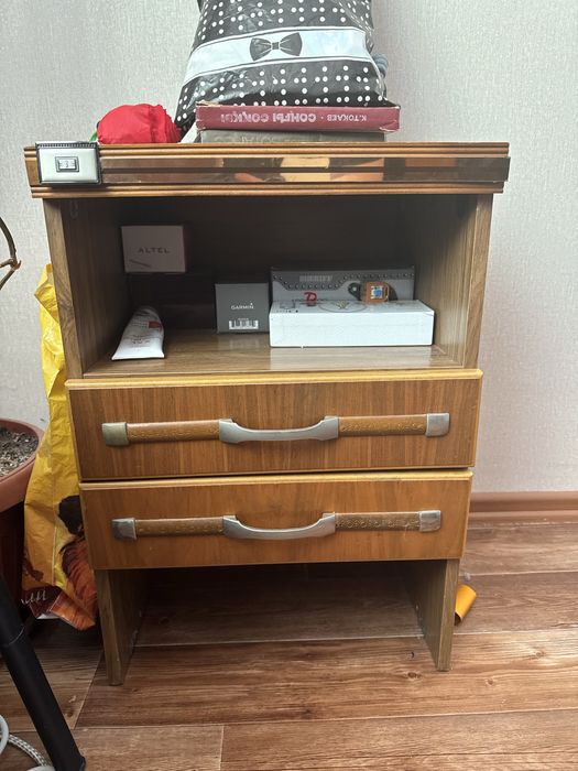 Антиквариат две тумбы и туалетный стол, зеркало