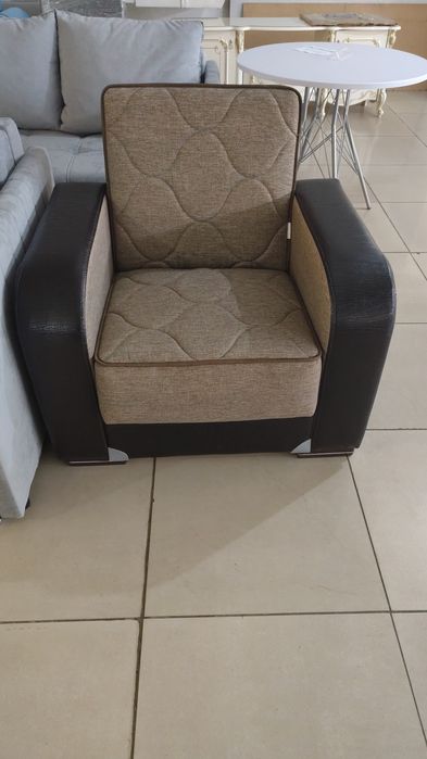 Кресло кожаное новое.