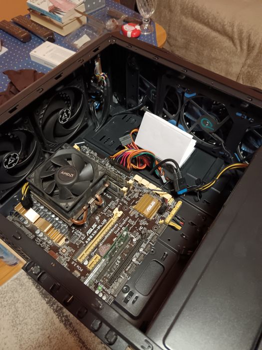 Vând pc AMD 8gb Ddr3 ieftin