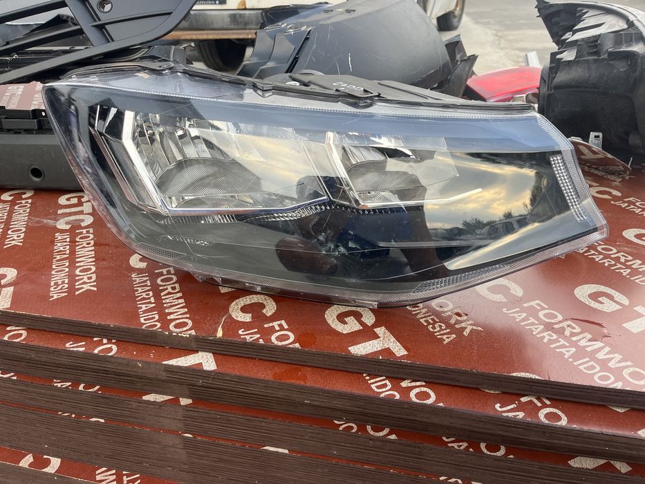 Фар VW Caddy 2020-десен