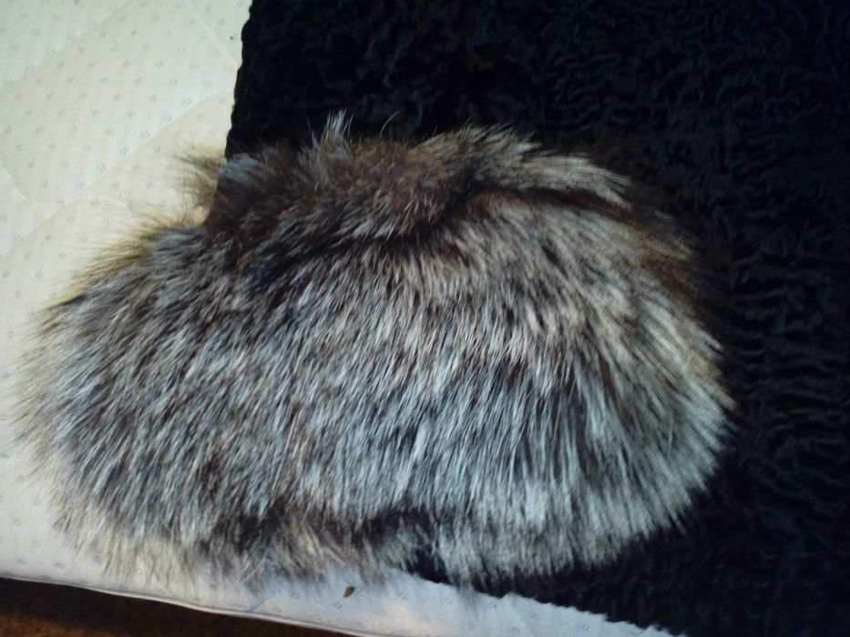 Елегантно дамско палто от каракул и сребърна лисица