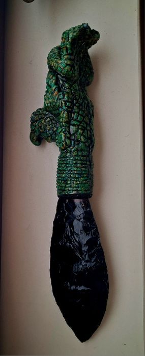 Колекция от четири артефакта, статуетки и нож