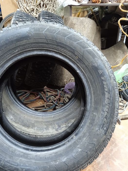 Продам комплект шипованных шин