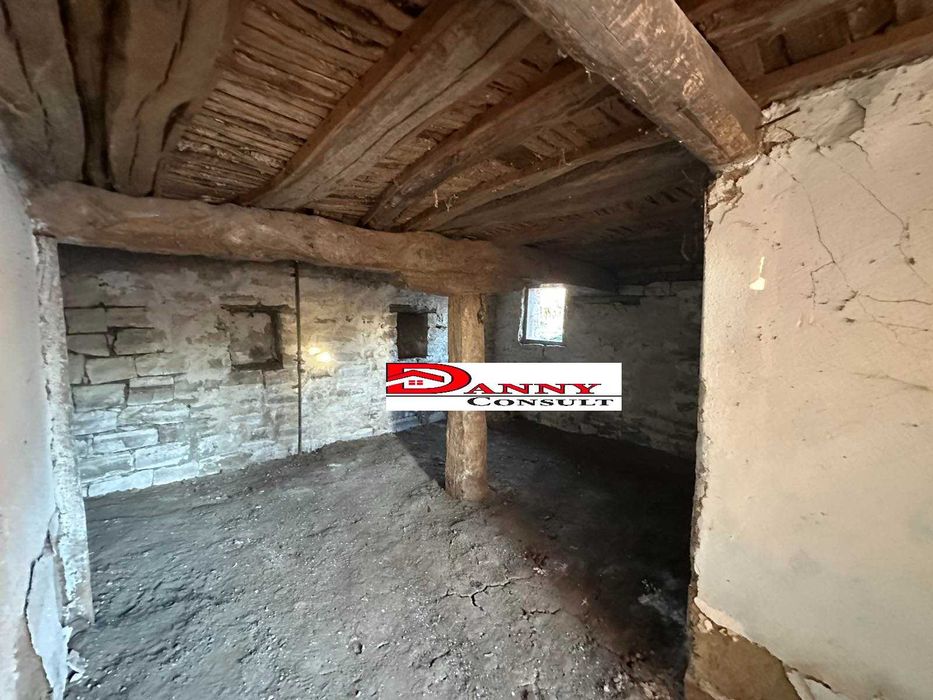 Стара къща с двор и кладенец в с. Горски Сеновец