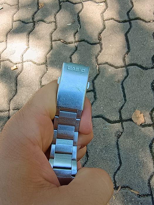 Часовник Касио водоустойчив 10 бара със следи от употреба.