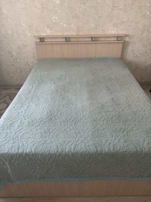 Кровать спальная размером в хорошем состоянии 140*2