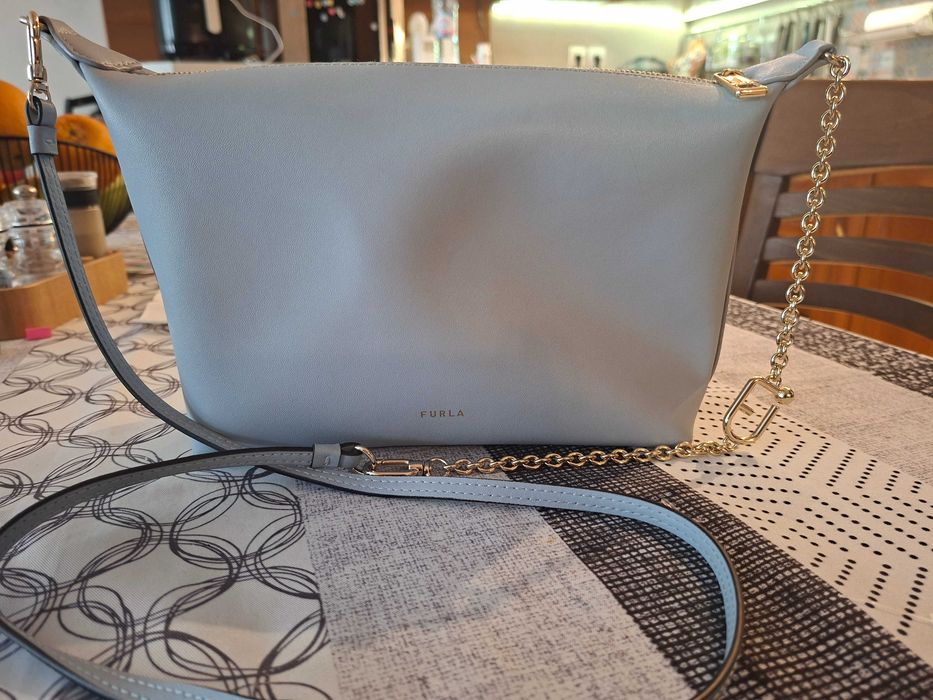 Furla чанта бледо синя, кожа