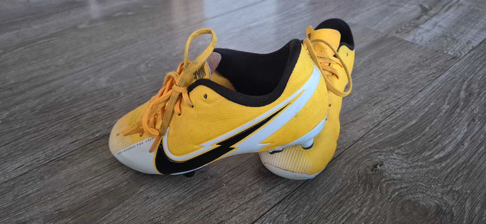 Ghete fotbal Nike copii marimea 32 cu crampoane mari