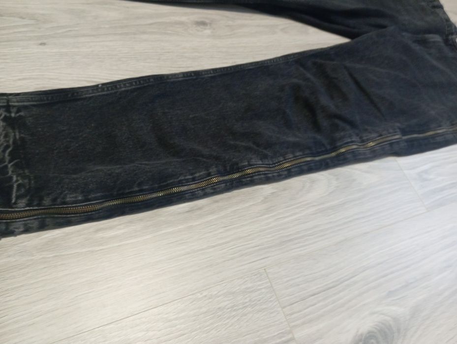 Blugi flared cu fermoar