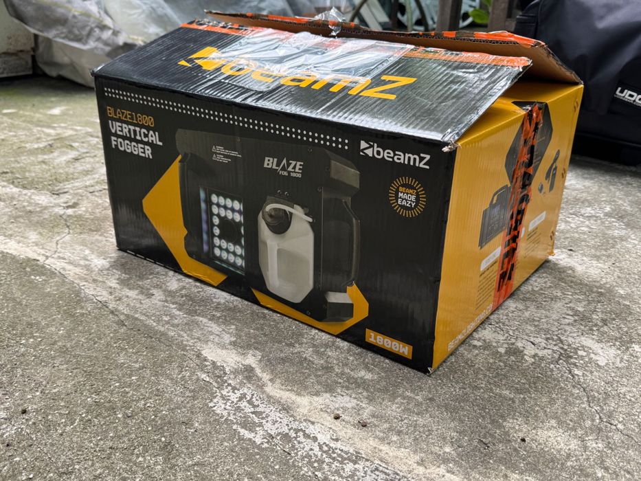 Mașină de fum verticală Beamz Blaze 1800 (O bucată)