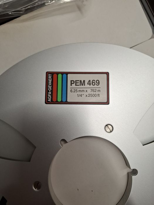 Продавт се метални ролки и ленти за ролков магнетофон на AGFA.