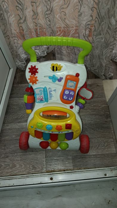 Продам игрушки и толокар ходунок