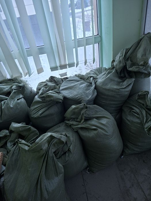 Песок  в  мешках