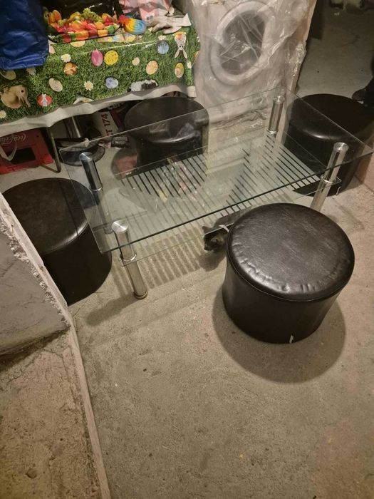 Vând masa cu patru scaune