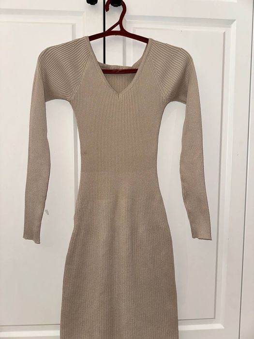 Бежевое трикотажное платье